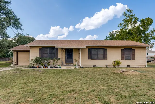614 E Martindale St, Seguin, TX 78155 - #3