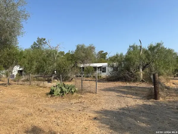 860 County Road 769, Devine, TX 78016