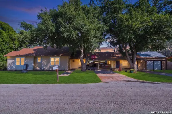 1604 J St, Floresville, TX 78114
