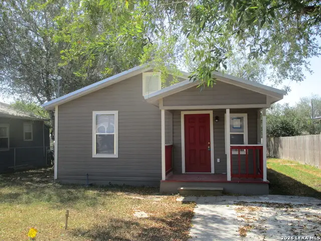 506 E Sarah St, Beeville, TX 78102 - #1