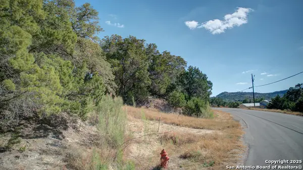 935 Five Oaks Cir, Canyon Lake, TX 78133
