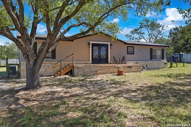 205 Creekview Dr, Floresville, TX 78114 - #1
