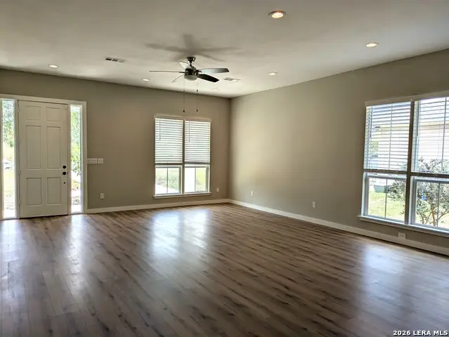 910 Country Club Dr, Seguin, TX 78155 - #3