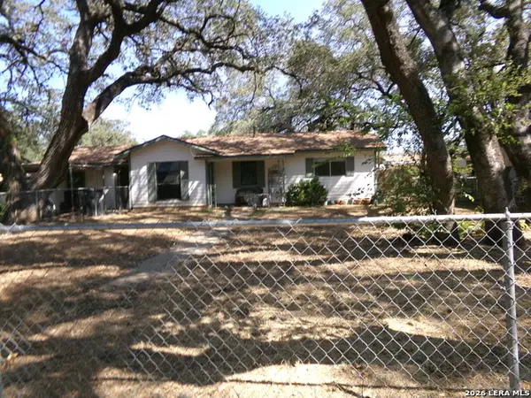304A Fox Run, Devine, TX 78016