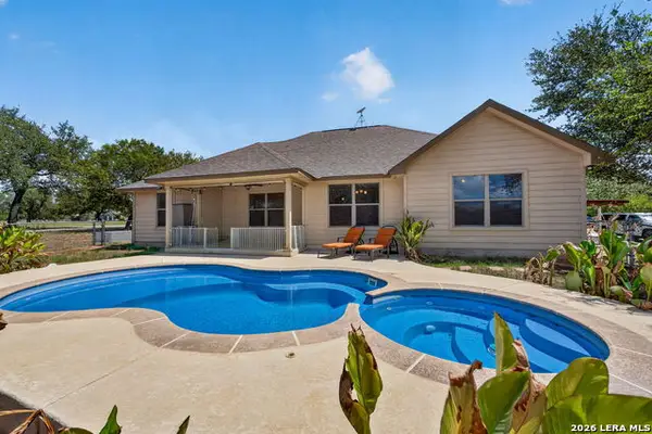 555 Cimarron Sq, Poteet, TX 78065