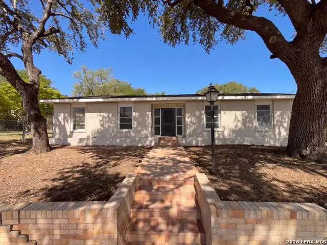 1205 G St, Floresville, TX 78114 - #1