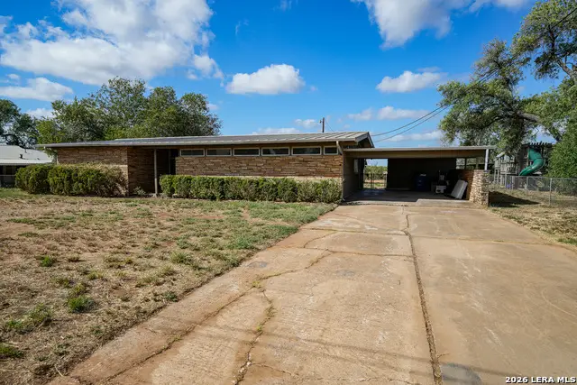 664 S Edwards Ave, Charlotte, TX 78011 - #1