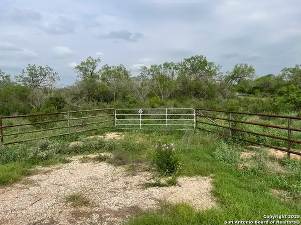 16367 Fm 472, Bigfoot, TX 78005