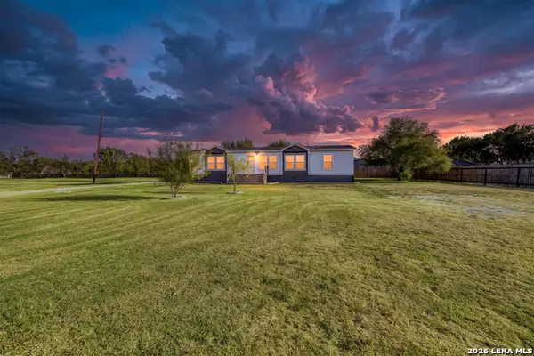 680 Se Front Ave E, Sabinal, TX 78881