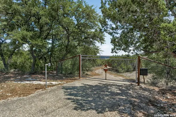 109 Rolling View Dr, Boerne, TX 78006