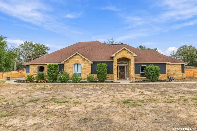 112 Abrego Knoll Dr, Floresville, TX 78114 - #1
