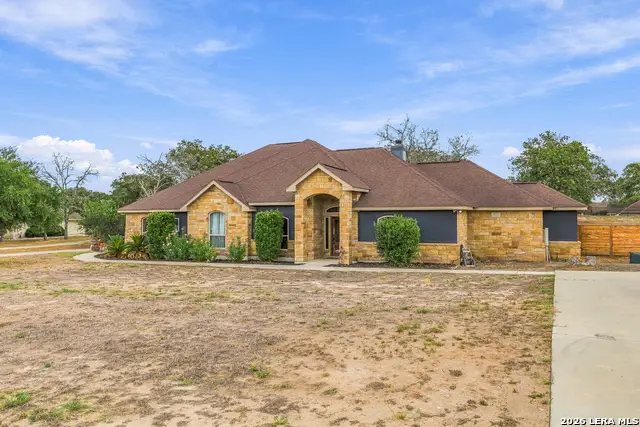 112 Abrego Knoll Dr, Floresville, TX 78114 - #2
