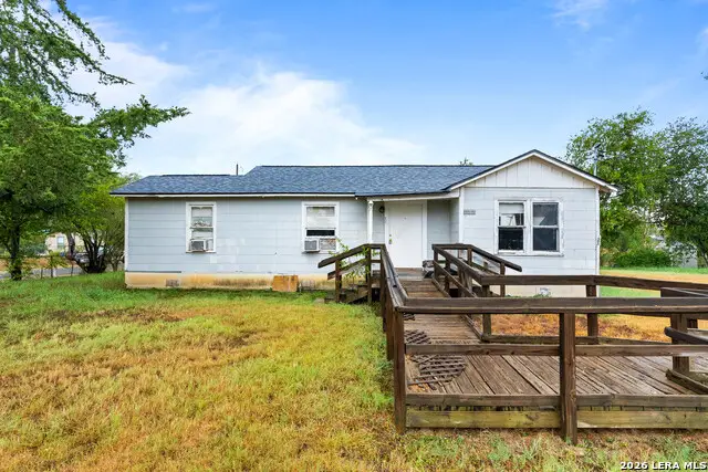1067 2nd St, Floresville, TX 78114 - #1