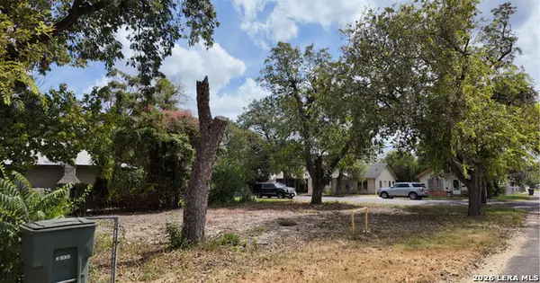 118 E Mesquite St, Uvalde, TX 78801