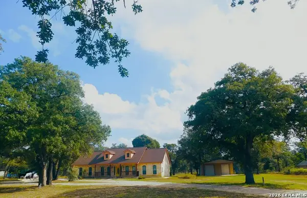 110 Hunters Glen, Floresville, TX 78114