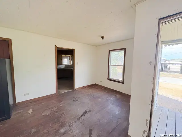 201 Slayden St, Yoakum, TX 77995 - #3