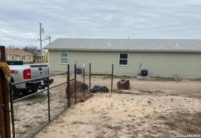 563 N Miller Ave, La Pryor, TX 78872 - #2