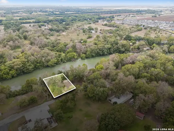8 River Oak Dr, Seguin, TX 78155