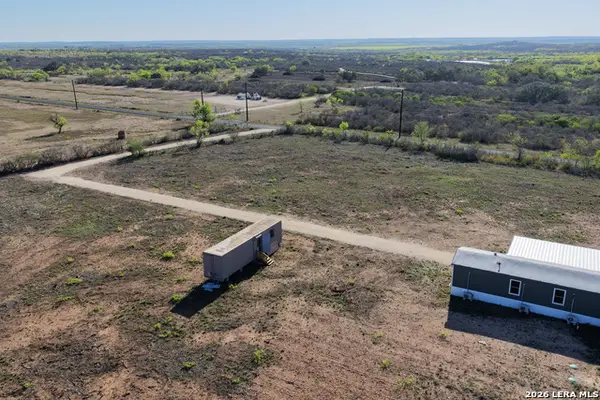 2811 Cr 467, Devine, TX 78016