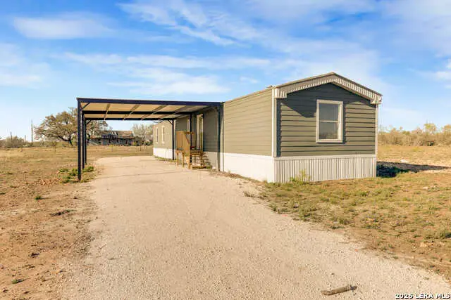 2811 Cr 467, Devine, TX 78016 - #2