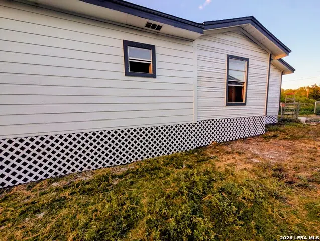 911 Topaz St, San Antonio, TX 78228 - #2