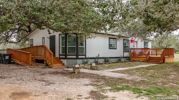 107 Harvest Ln, Floresville, TX 78114
