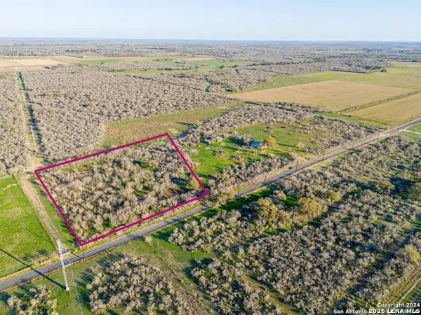 2693 Cr 467, Devine, TX 78016