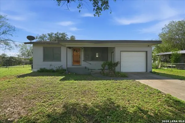 112 Charles St, George West, TX 78022