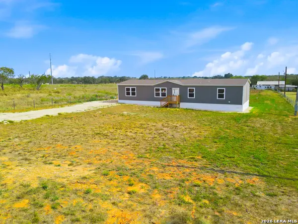 95 County Road 403, Floresville, TX 78114