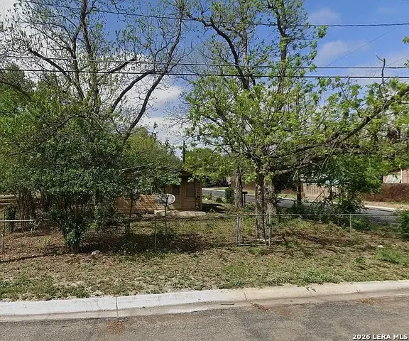 202 16th St, Hondo, TX 78861 - #2