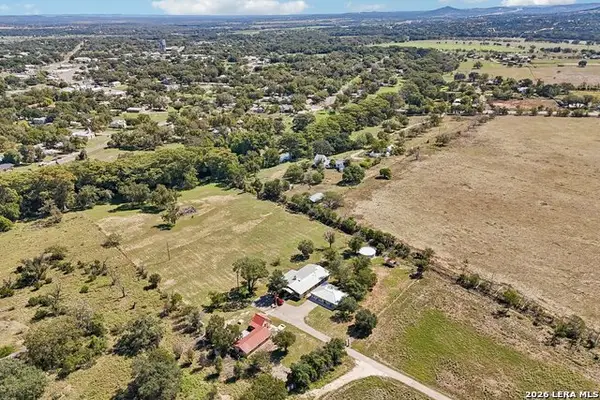 24 Edmiston Ln, Comfort, TX 78013