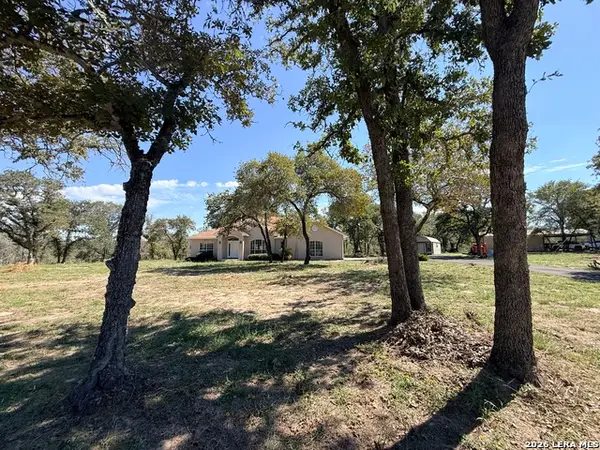 444 Shannon Rdg, Floresville, TX 78114