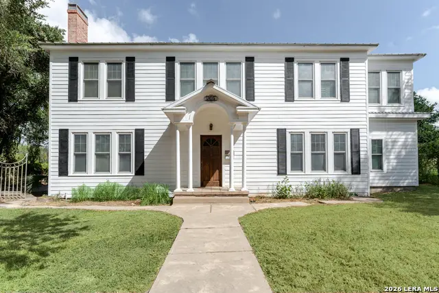 205 E Cleveland St, Beeville, TX 78102 - #2