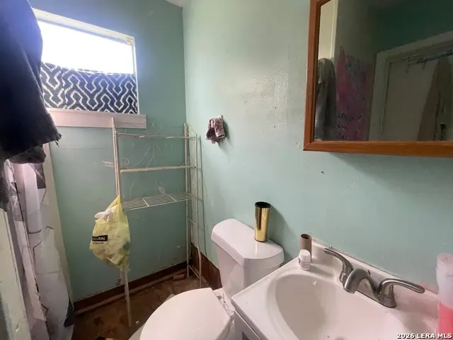 206 E Beecher Ave, Palacios, TX 77465 - #3