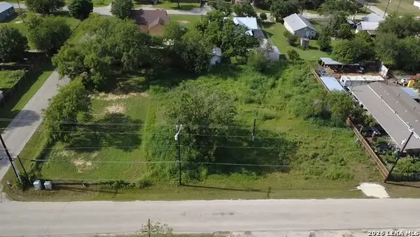 8107 W Dixon Rd, Somerset, TX 78069