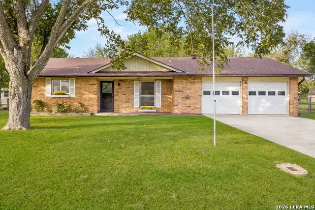 208 Brook St, Seguin, TX 78155 - #1
