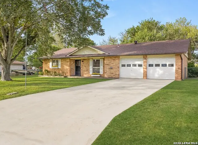 208 Brook St, Seguin, TX 78155 - #2