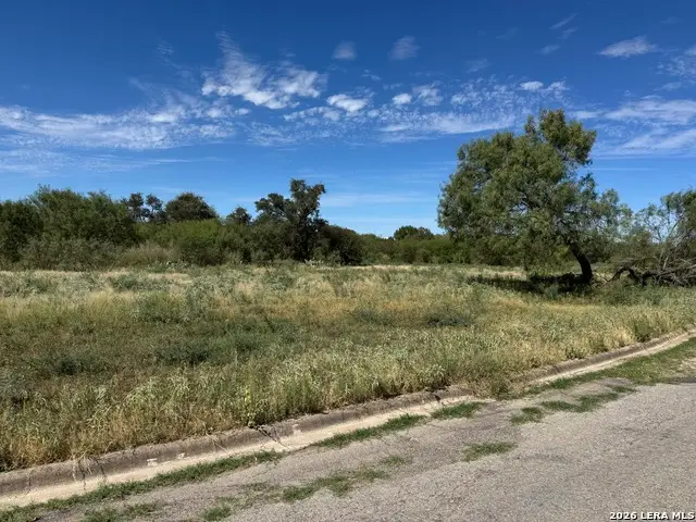 600 Rio St, Uvalde, TX 78801 - #2