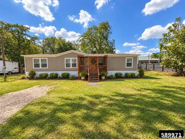 105 E Newman St, Cuero, TX 77954