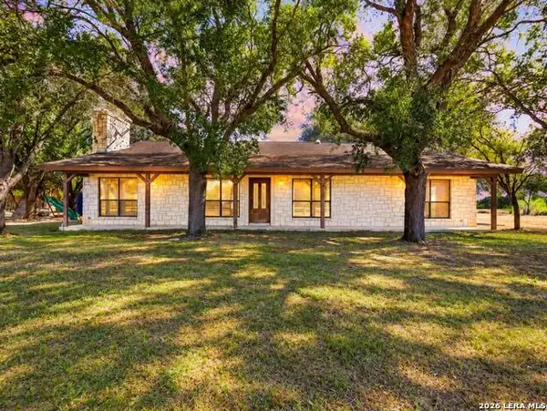 386 County Road 763, Devine, TX 78016