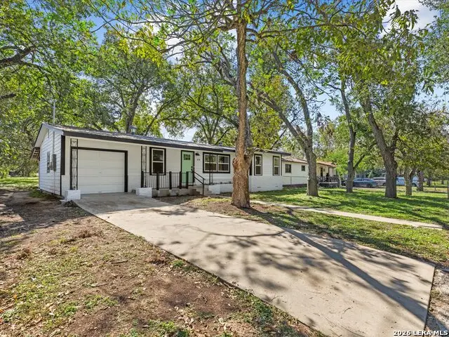 878 E Torrey St, New Braunfels, TX 78130 - #2