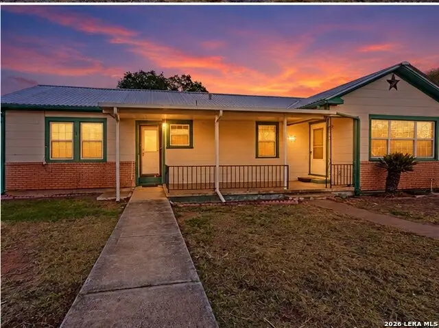 504 N Walnut St, Pearsall, TX 78061 - #2