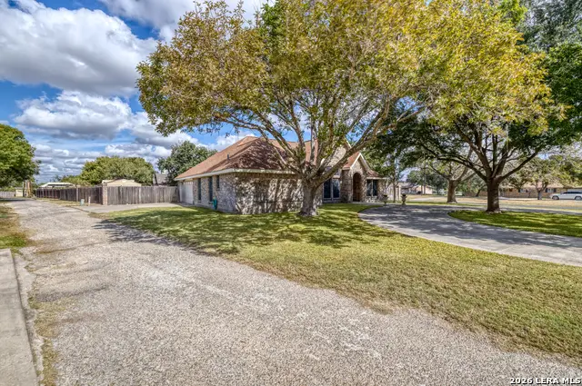 2130 Hackberry Dr, Uvalde, TX 78801 - #3