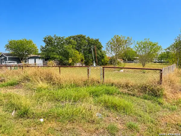 810 Palmetto St, Jourdanton, TX 78026