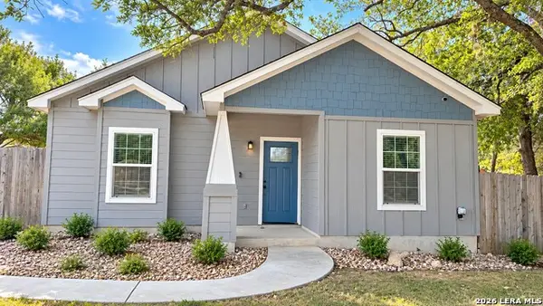 535 Paradise Dr, Canyon Lake, TX 78133