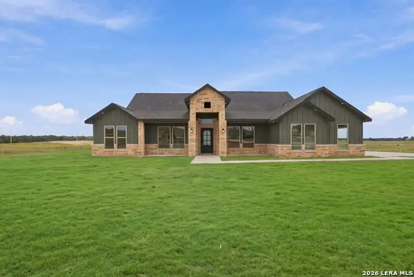 120 Pioneer Dr, La Vernia, TX 78121