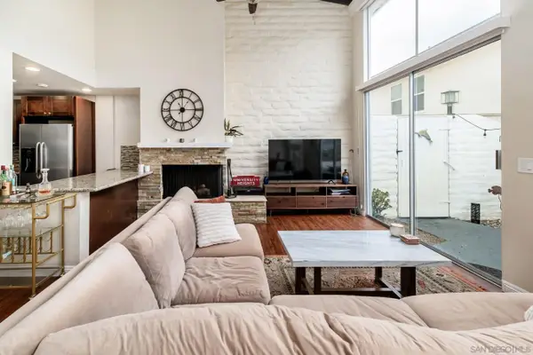 2544 Navarra Dr #4, Carlsbad, CA 92009