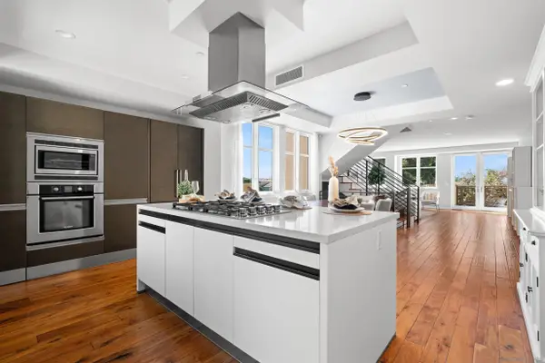 215 2nd St #101, Encinitas, CA 92024