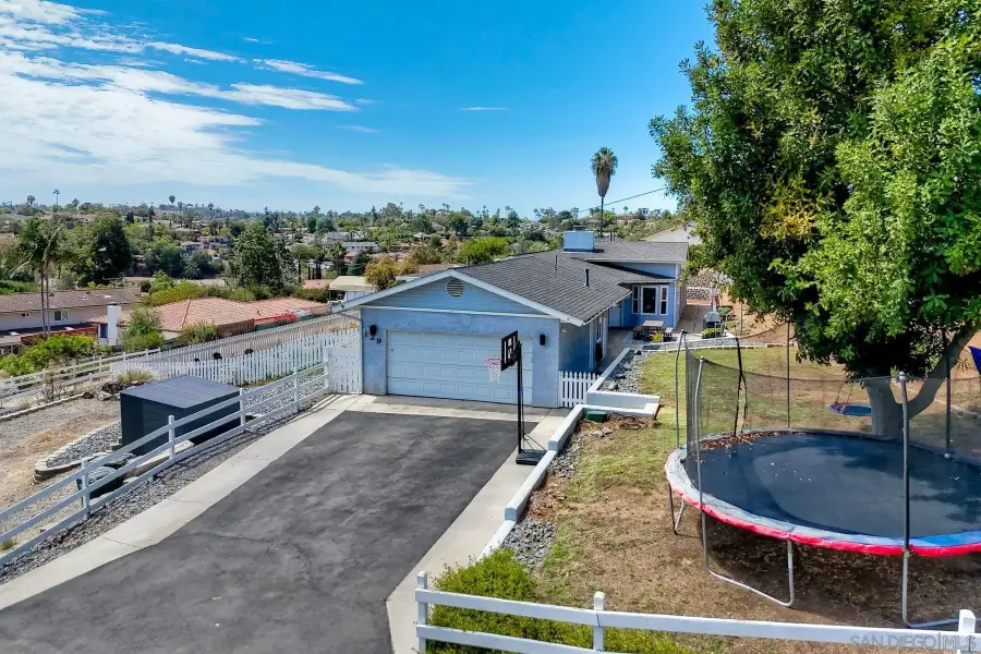 129 Avalon Dr, Vista, CA 92084 - #3