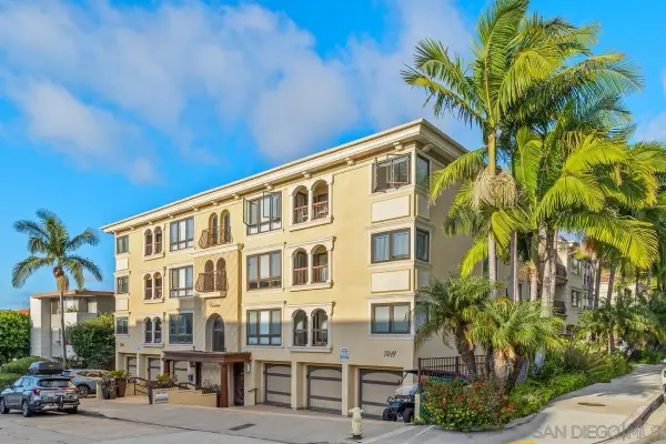7411 Herschel #3F, La Jolla, CA 92037
